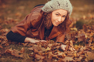 Fototapeta na wymiar girl in autumn park