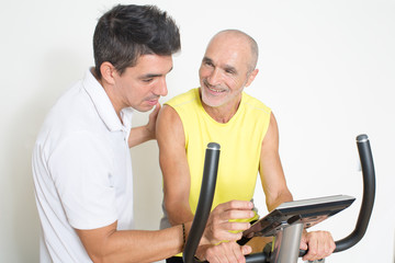 Coach erklaert Senior Spinninguebung