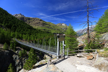 Fototapeta na wymiar Schweiz - Zermatt - Hängebrücke