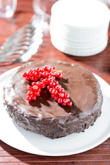 Torta di cioccolato guarnita con ribes rossi