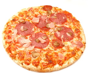 Pizza mit Schinken und Salami