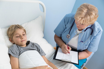 Naklejka premium Child's doctor talking with ill patient