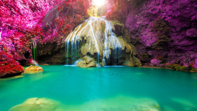 Fototapeta wspaniały wodospad z kolorowym drzewem w Tajlandii