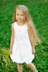 Fototapeta na wymiar Portrait of a smiling little girl in a park