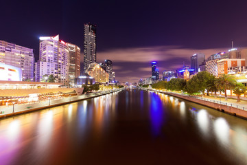 Fototapeta na wymiar View of Yarra river in Melbourne at night