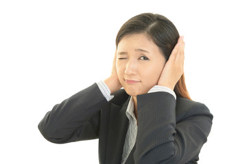 耳を押さえる女性