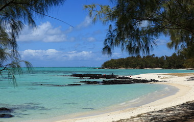 plage sauvage et lagon bleu de l'île aux cerfs
