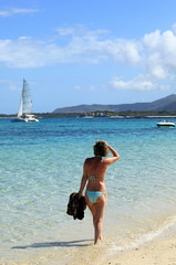 femme se promenant sur plage de l'île maurice