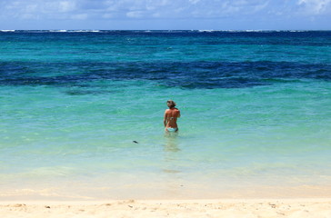 Fototapeta na wymiar baigeuse dans lagon bleu de l'île maurice
