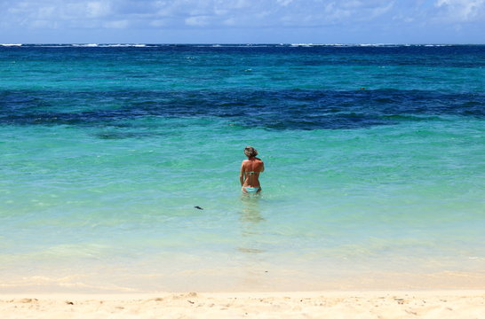 baigeuse dans lagon bleu de l'île maurice