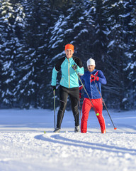 Sportler auf Langlauf-Skiern
