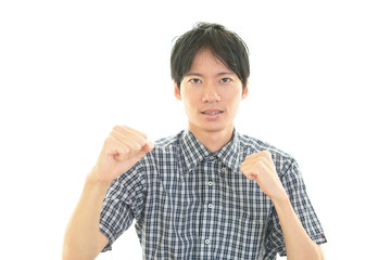 ガッツポーズの男性