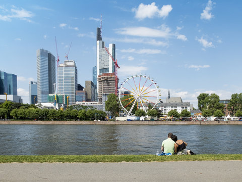 Frankfurt am Main Liebespaar am Mainufer
