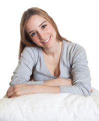 Naklejka premium Junge Frau bin langen blonden Haaren schaut zur Kamera