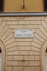 Fototapeta premium Piazza di Monte Citorio street plate, Rome, Italy