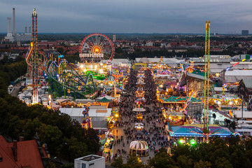 Naklejka premium Widok na Oktoberfest w Monachium w nocy.
