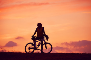Fototapeta na wymiar Mann Mountainbike Sonnenaufgang