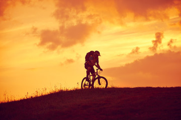 Fototapeta na wymiar Bike im Sonnenaufgang
