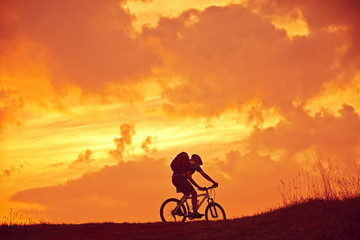 Fototapeta na wymiar Mountainbiker im Sonnenaufgang