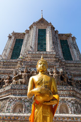 Fototapeta premium goldener Buddha am Tempel Wat Arun in Bangkok, Thailand