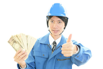紙幣を持つ笑顔の労働者