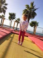 Bimba che gioca e salta su tappeto elastico © Uncleraf