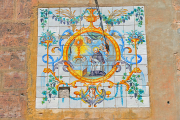 Obraz premium handbemaltes religiöses Fliesenschild an der Fassade in Valencia