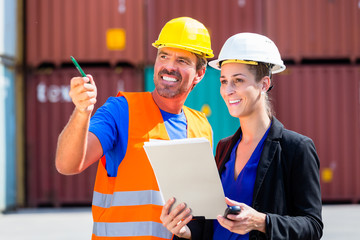 Arbeiter in Logistik Unternehmen am Container