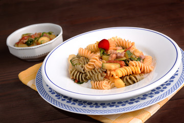 FUSILLI TRICOLORE E CONDIMENTO BIOLOGICO