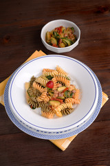 FUSILLI TRICOLORE E CONDIMENTO BIOLOGICO