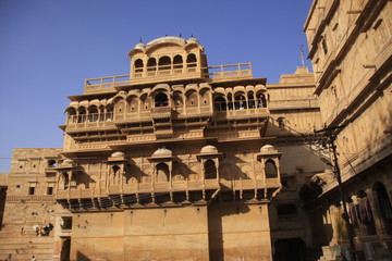 façade avec jharokha et pavillons