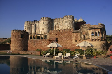 détente au pied du château de Khejarla © Pascal06