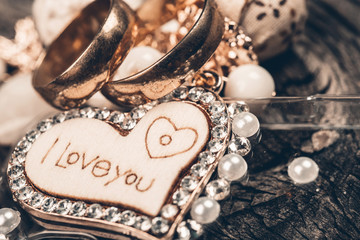 Naklejka premium old wedding rings and heart