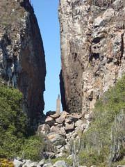 Trilha entre as montanhas no Rio de Janeiro
