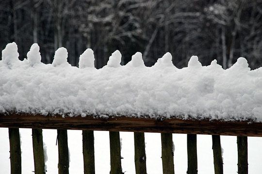 Schnee auf dem Zaun