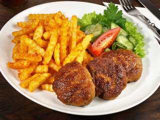 Frikadellen mit Pommes Frites und Salat
