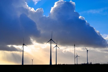 Windräder im Sturm