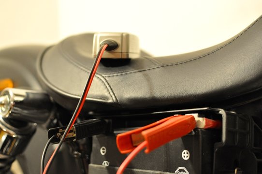 Motorradbatterie - Ladegerät bei der Arbeit