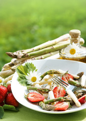 Spargelsalat mit Erdbeeren, Textfreiraum, copy space, Hochformat