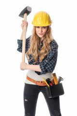 Handwerker schlägt mit Vorschlaghammer