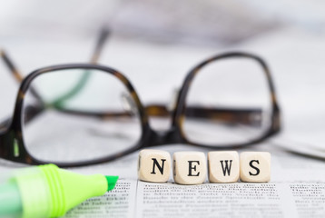 News in Holzbuchstaben