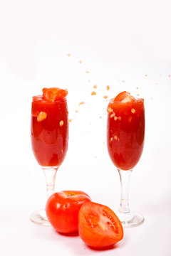 Томатный сок и томаты на белом фоне
