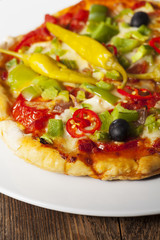 Closeup einer Pizza auf einem Teller