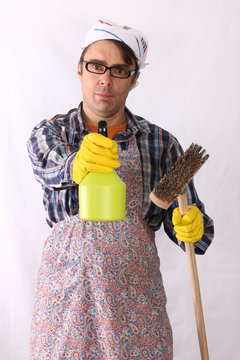 Putzmann mit Kopftuch,Sch&uuml;rze und Spr&uuml;hflasche