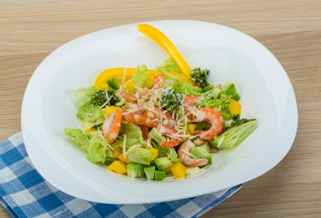 Salad with shrimps and avocado