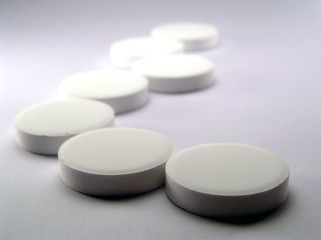 Obraz na płótnie Canvas White pills arranged in winding lane