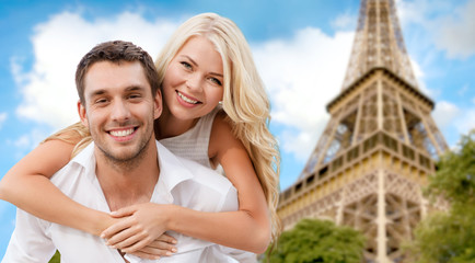 Fototapeta premium happy couple having fun over eiffel tower
