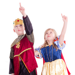 König und Prinzessin zeigen und gucken nach oben - isoliert