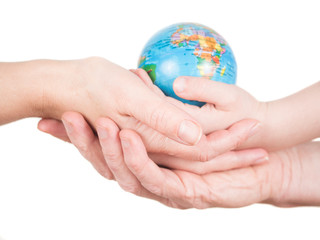 Hände von Kind, Mann und Frau halten Globus