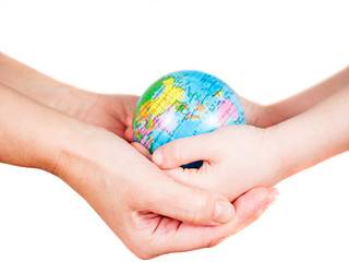 Hände von Kind und Frau halten Globus